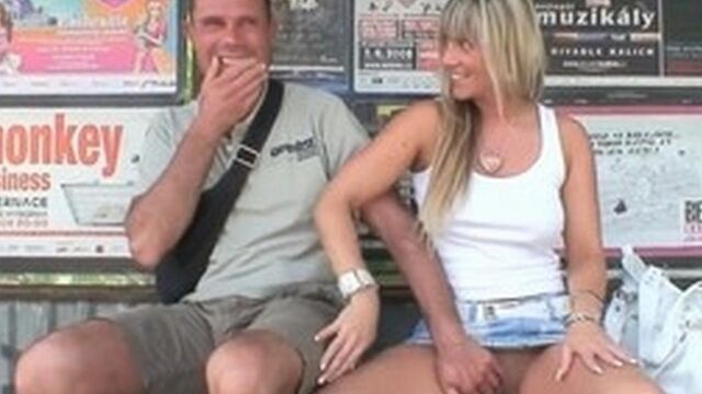 Девка сняла парня и трахается на автобусной остановке