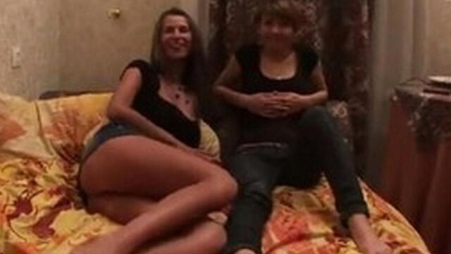 Две русские студентки трахаются с друзьями в общежитии