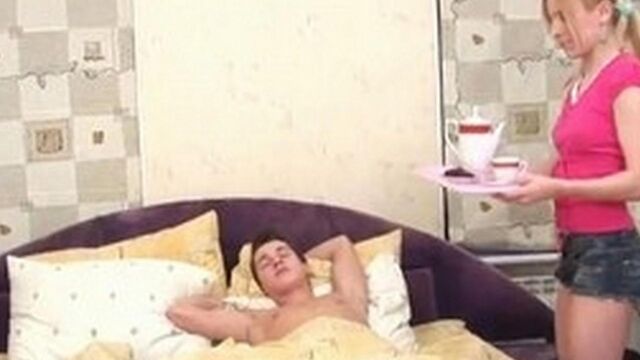 Девка разбудила спящего брата и трахнулась с ним в анал