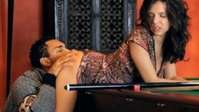 Негр качественно вылизал русскую киску на бильярдном столе