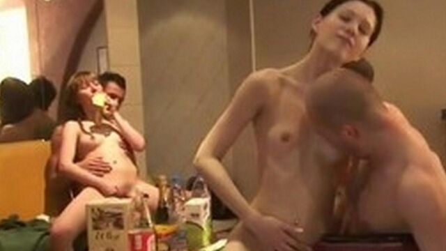 Мужики сняли шлюх для отдыха в сауне