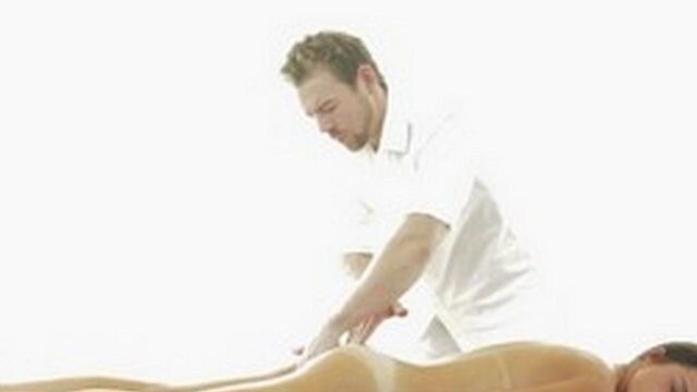 Ласкает киску пальцем во время эротического массажа