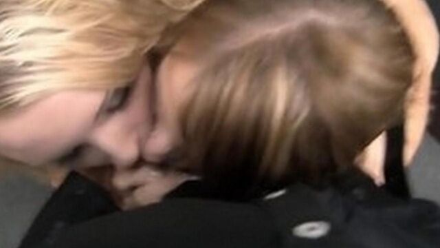 Две девушки сосут член агента на порно кастинге