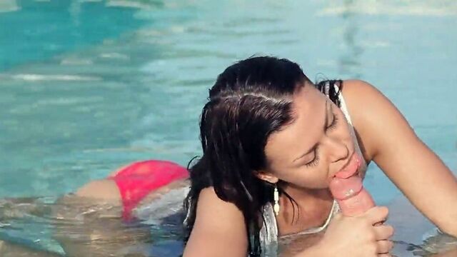 Секс в бассейне с очаровательной брюнеткой