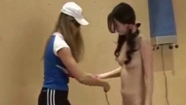 Зрелая извращенка издевается над молодой брюнеткой