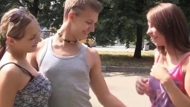 Отлизал пизду двум девушкам