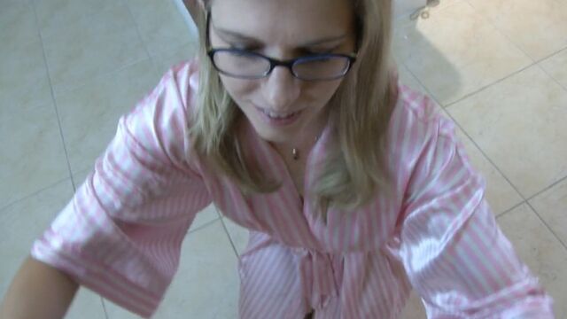 Белобрысая барышня вовсю рассосалась