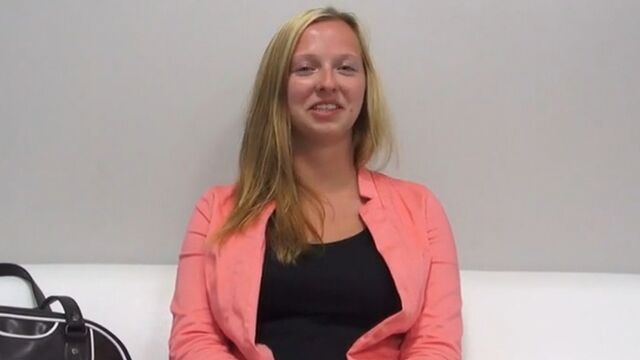 Светловлосая учительница пробуется на порно кастинге