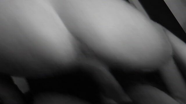 Полизала яйца и заставила мужа кончить