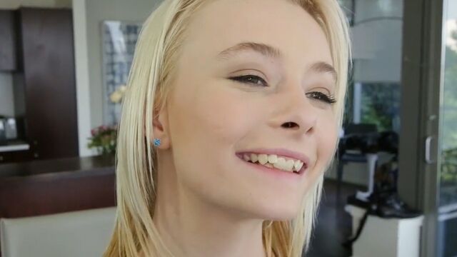 Хрупкую красавицу трахнули на кожаном диване