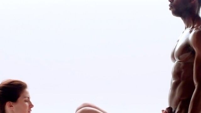 Темнокожий паренек пользуется услугами массажистки по полной программе