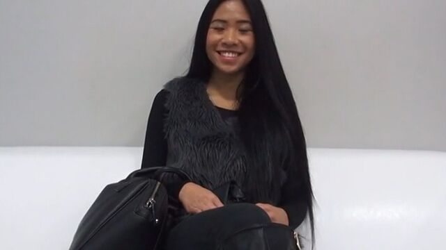 Красивая азиатка трахается на порно кастинге