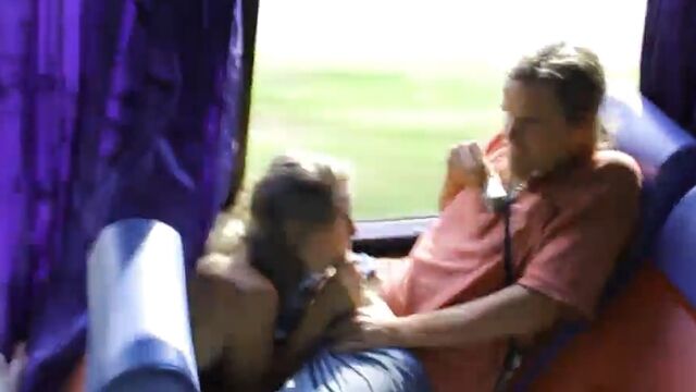 Парочка хиппи занимается сексом в автобусе