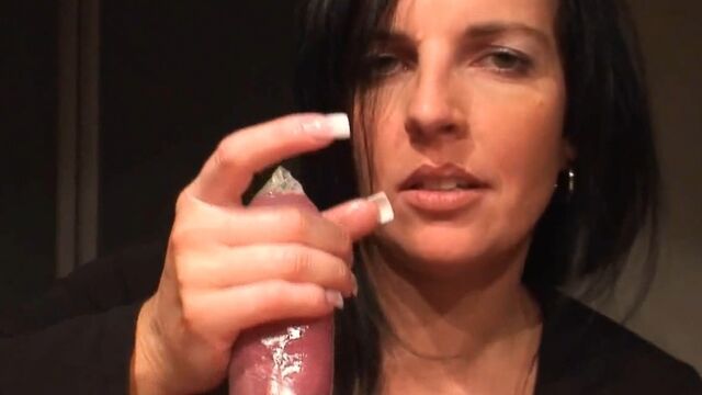 Немецкая женушка дрочит хуй в презервативе