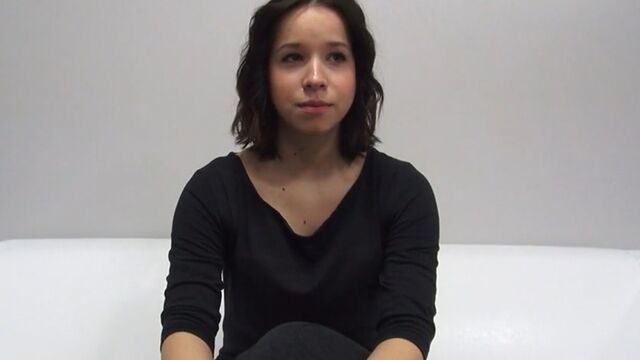 Очаровательная брюнетка любит сниматься на порно кастинге