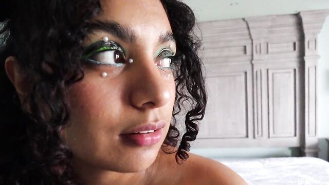 Ты почему как шалава накрасилась?