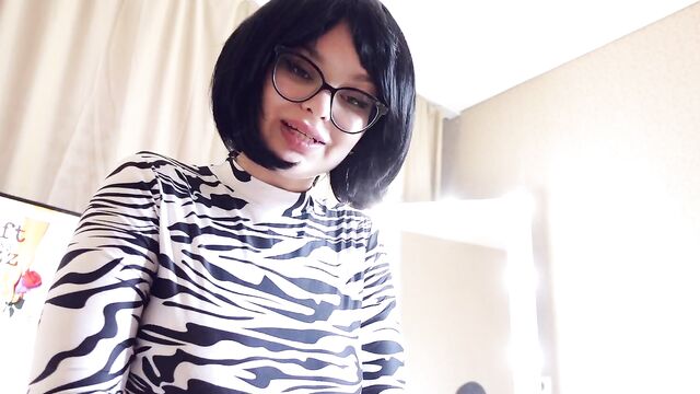 Темноволосая домохозяйка не смогла дождаться мужа с работы