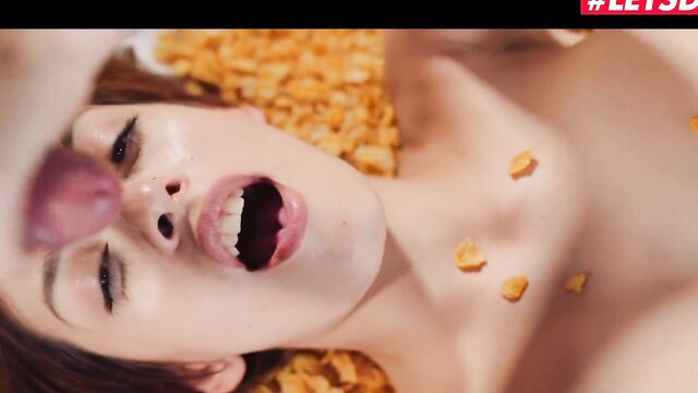 Коротко стриженная малышка сосет большой пульсирующий член как настоящий профессионал