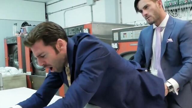 Богатые геи в костюмах трахаются в прачечной