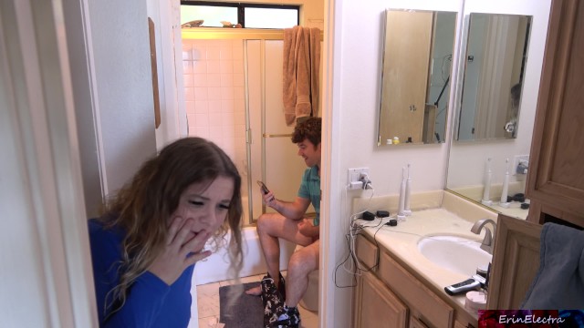 Мне больно видеть, как ты дрочишь!