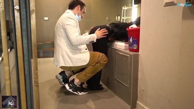 ТРАХНУЛ УБОРЩИЦУ НА ГЛАЗАХ У ЖЕНЫ домашнее порно инцест минет секс измена шлюха милфа куколд мамка зрелые русское студенты