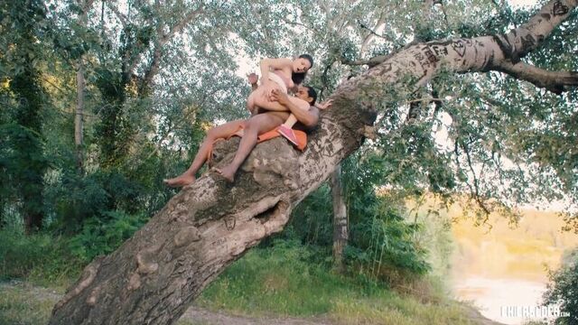 Francesca Di Caprio [секс на дереве]