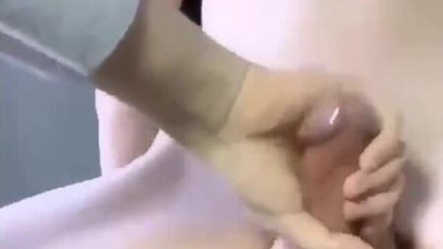 Мать дрочит сыну (извращенка издевается)