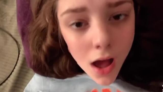 Юную красотку ебут на камеру