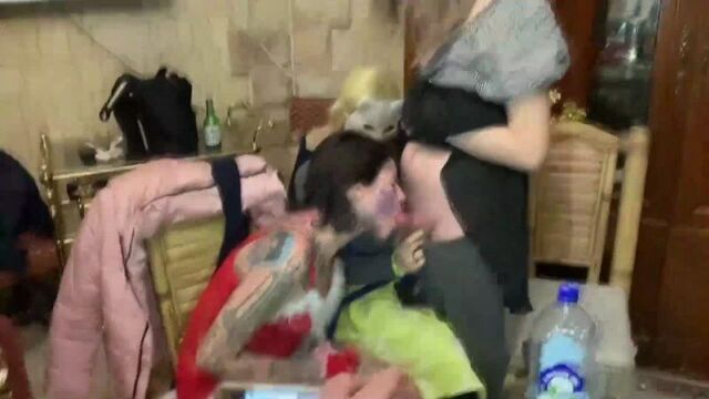 Polina Ice сосет хуй у Tonya Babkina