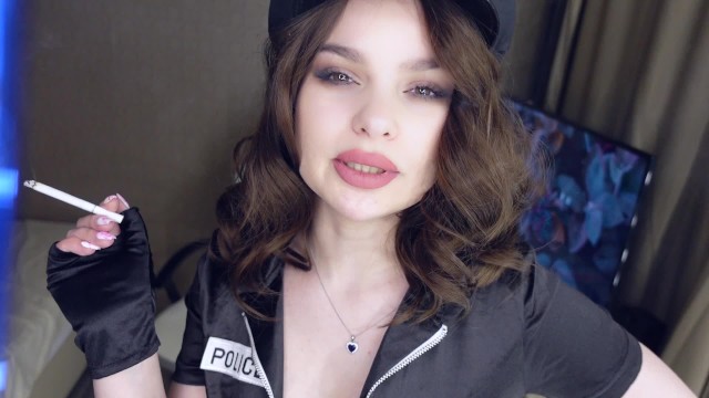 А как ты относишься к курящим пошлячкам?