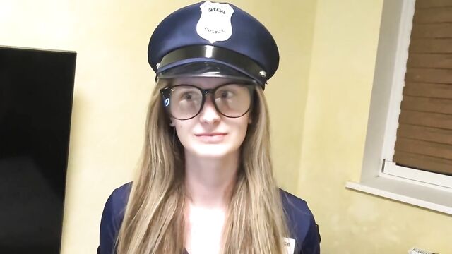 Я тебе повестку в военкомат принесла!