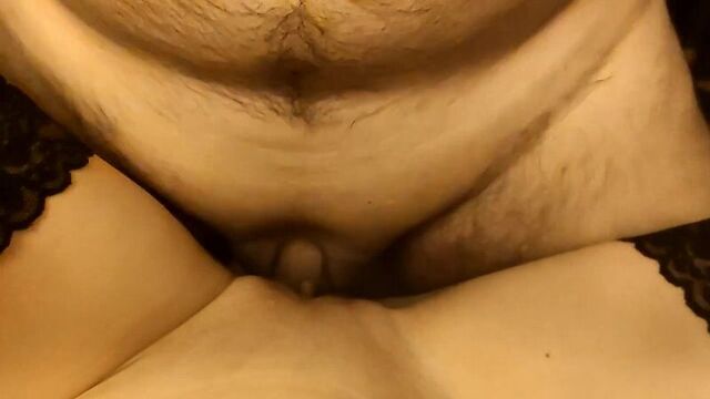 Сперма на чулках! Шлюха громко стонет!