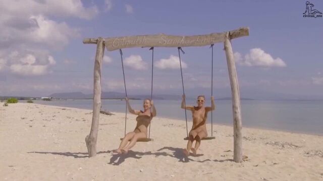 Катя Кловер и Наташа Немчинова на безлюдном острове