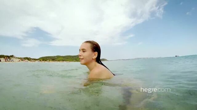 Гуляет по пляжу голая няша