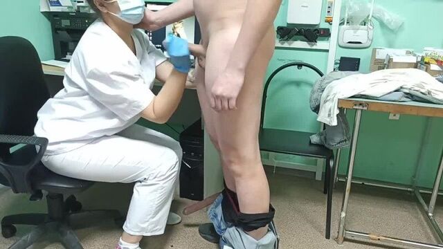Русское жесткое анальное порно (секс в больнице пациент выебал медсестру врачиху в кабинете доктора кончил на сиськи лицо конча)
