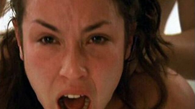 Девушку шантажом уговорили на анал (порно шантаж, развели на анальный секс, ебут в жопу на съемках, очень больно в очко)