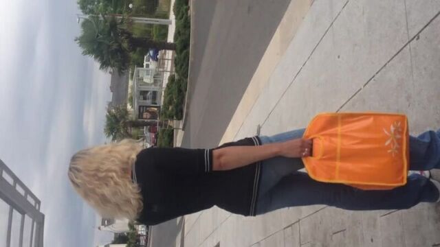 Пока она ждала автобус он просто передёрнул и кончил ей на одежду