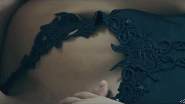 Утрений романтический секс молодой пары, трахает русскую девушку и кончил сперму во внутрь киску (Минет нежный ебля трах в жопу