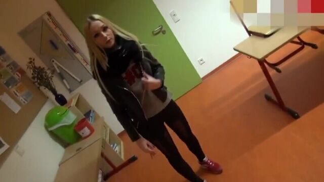 Студентку в универе (порно porn porno xxx сосёт молодая)