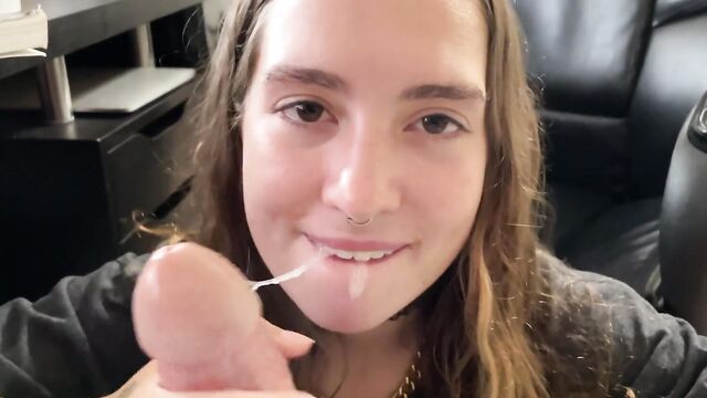 Сестренка начала шалить как только ей исполнилось 18