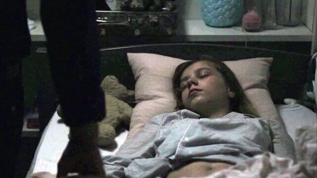 Отец дрочит и кончает на спящую дочку в фильме (инцест, кончил дочке на лицо, проснулась вся в сперме)