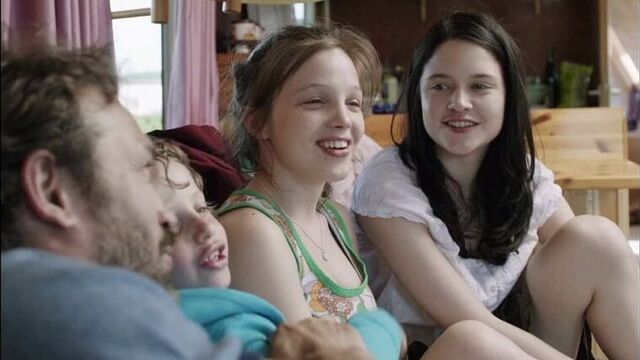 Отец трахает подругу своей дочери (соблазнила на секс отца подруги, дала ебать папе, трахает одноклассницу дочки)