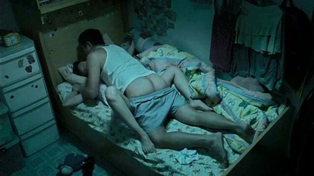 Жена позволяет мужу насиловать их дочку (реальный инцест в кино, трахает родную дочь, папа насилует дочку, кончил в писю дочери)