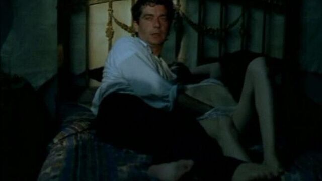 Муж завязал жене глаза и дал трахнуть другу (ебет чужую жену при муже, порно измена, дала ебать другу, кончил в пизду жене)