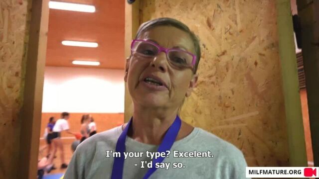 Учительница физкультуры отдалась за пару сотен