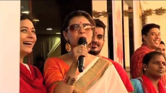 Каджол показала журналисту средний палец