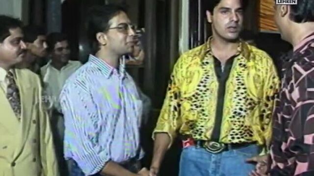 Молодой Шахрукх Кхан, Каджол, Акшай Кумар и другие актёры на премьере фильма "Игра со смертью" 1993 года