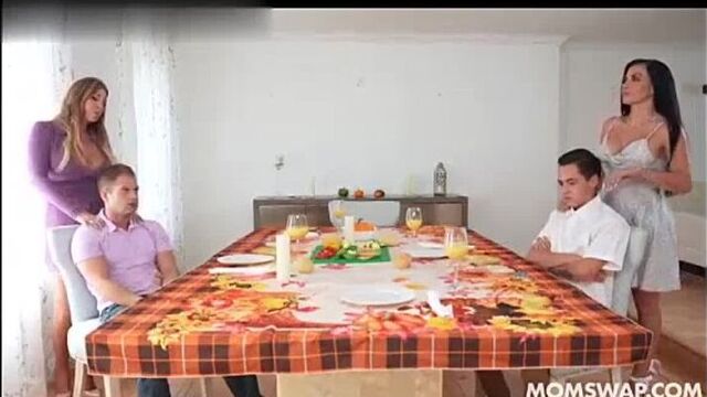 Инцест - Обмен Мамами - День Благодарение - (Русская озвучка)