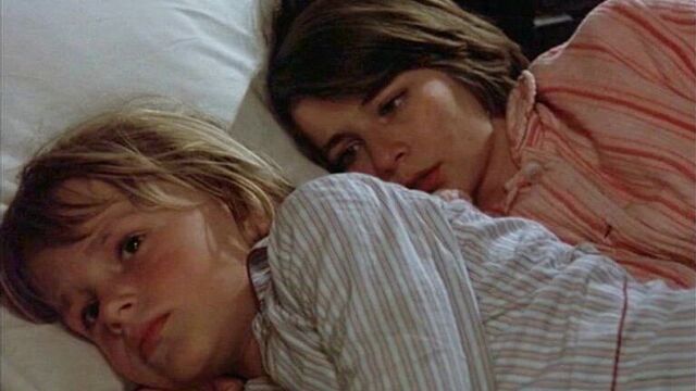 Озабоченная сестра совращает своего брата (инцест, сестра дрочит письку, дала потрогать пизду брату, кончает в трусы)