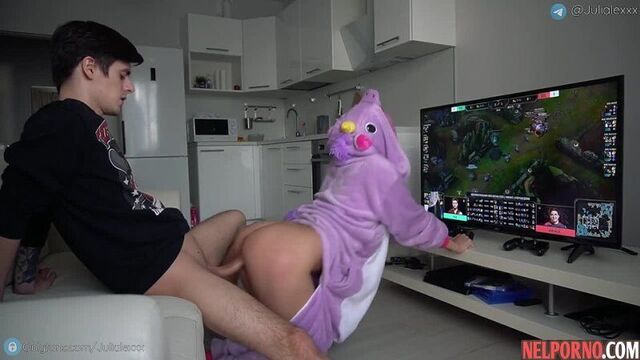 Русская девушка соблазнила своего паренька пока он смотрел стрим, выебал жестко раком и кончил сперму во внутрь пизды, трах ебля